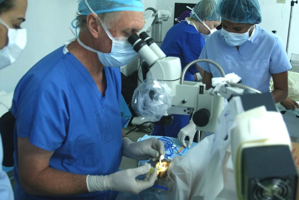 19 cirujanos y especialistas de los EEUU en el momento de realizar las operaciones de cataratas en el Hospital Toribio Bencosme de Moca